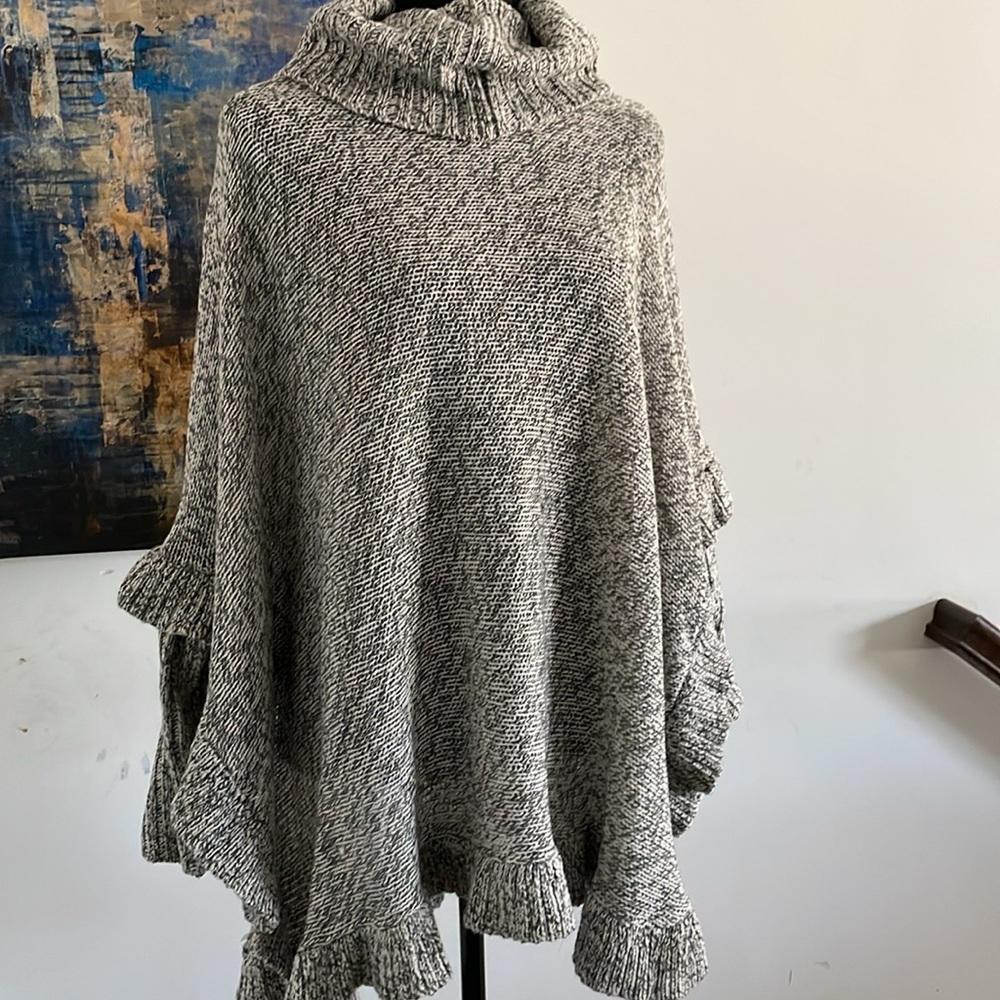 Alya Women’s Poncho Sweater Size SM Gray Cowl Neck Soft Knit Boho Style Ruffles - Picture 2 of 9
